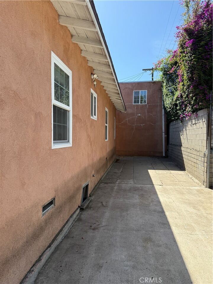 Property Photo:  1113 N Avenue 50  CA 90042 