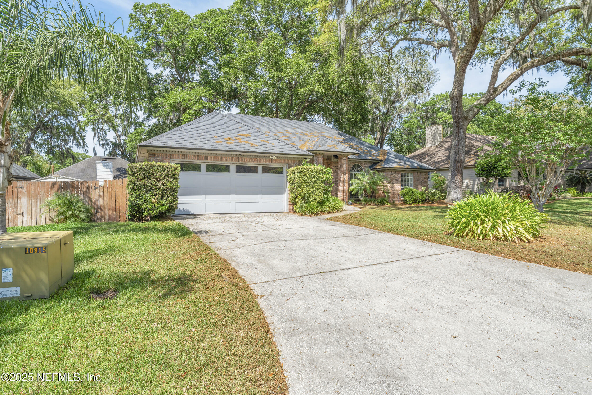 Property Photo: 10919 Houndwell Way FL 32225