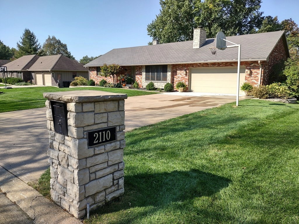 Property Photo: 2110 Meadowlane MO 64601
