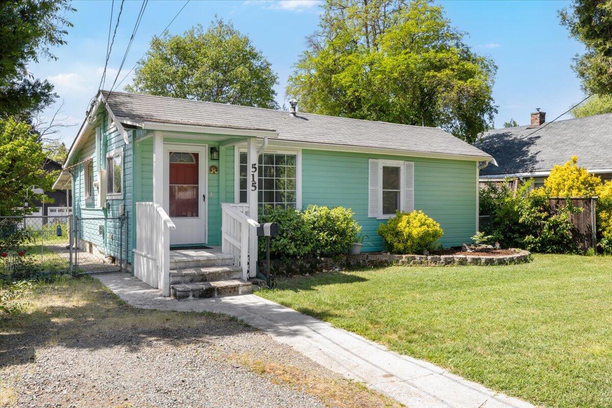 Property Photo:  515 SE Riverside Avenue  OR 97526 