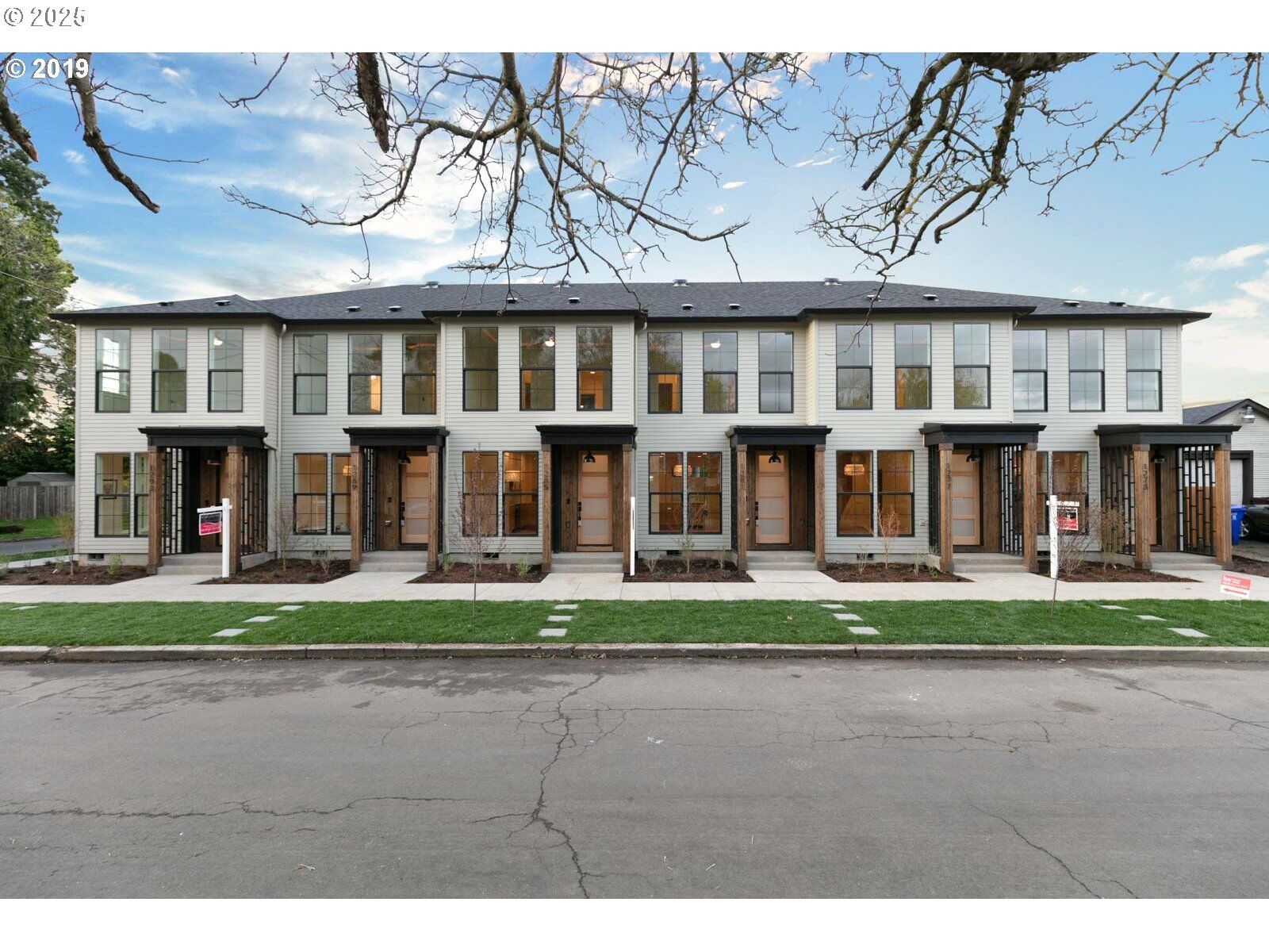 Property Photo: 3001 NE Ainsworth St OR 97211