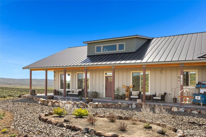 Property Photo:  1560  Sage Hills Drive  WA 98926 