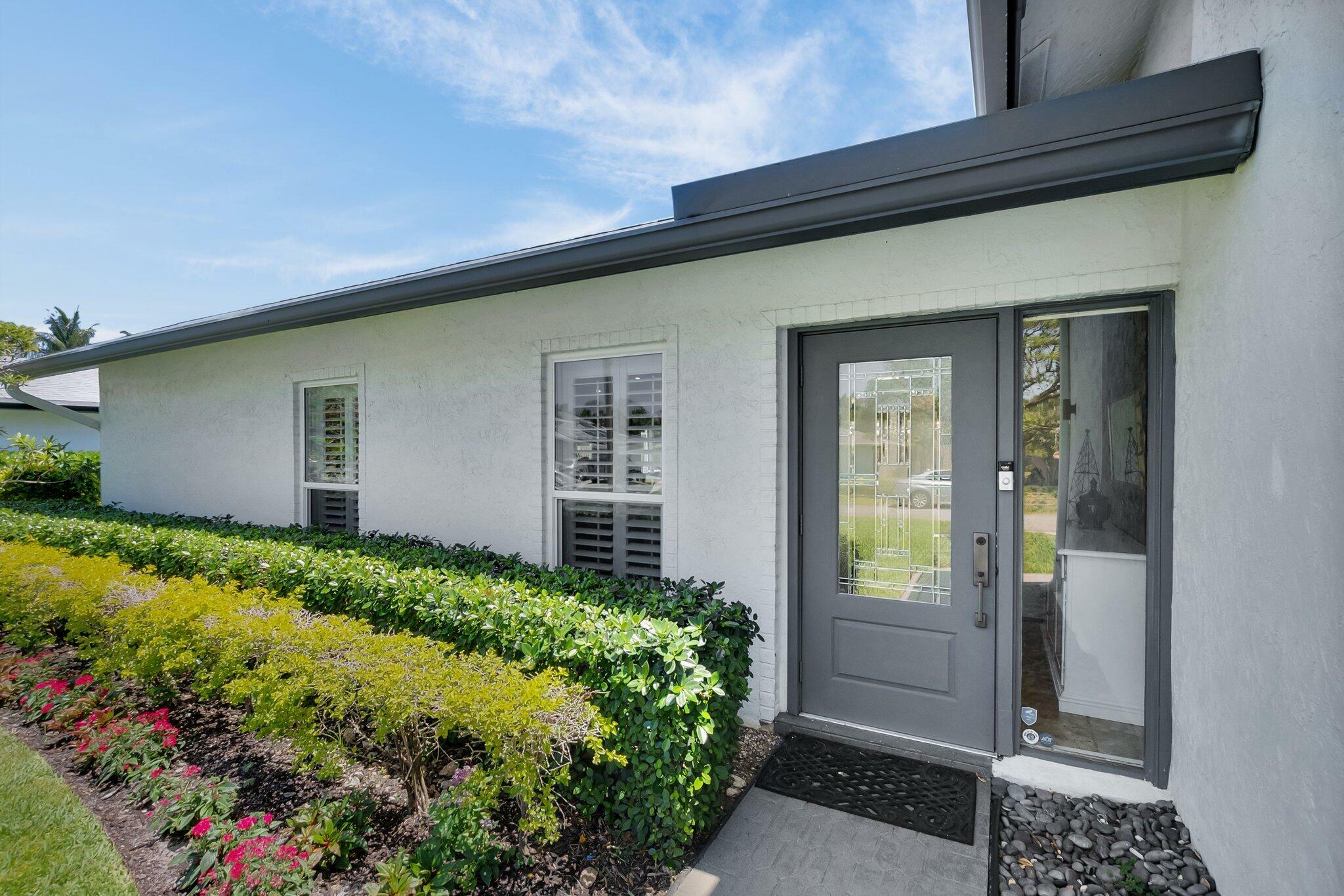 Property Photo: 620 NE 15th Place FL 33435
