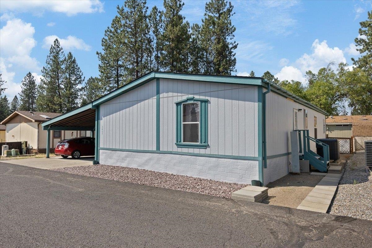 Property Photo: 3407 E Valley Forge Ln WA 99021