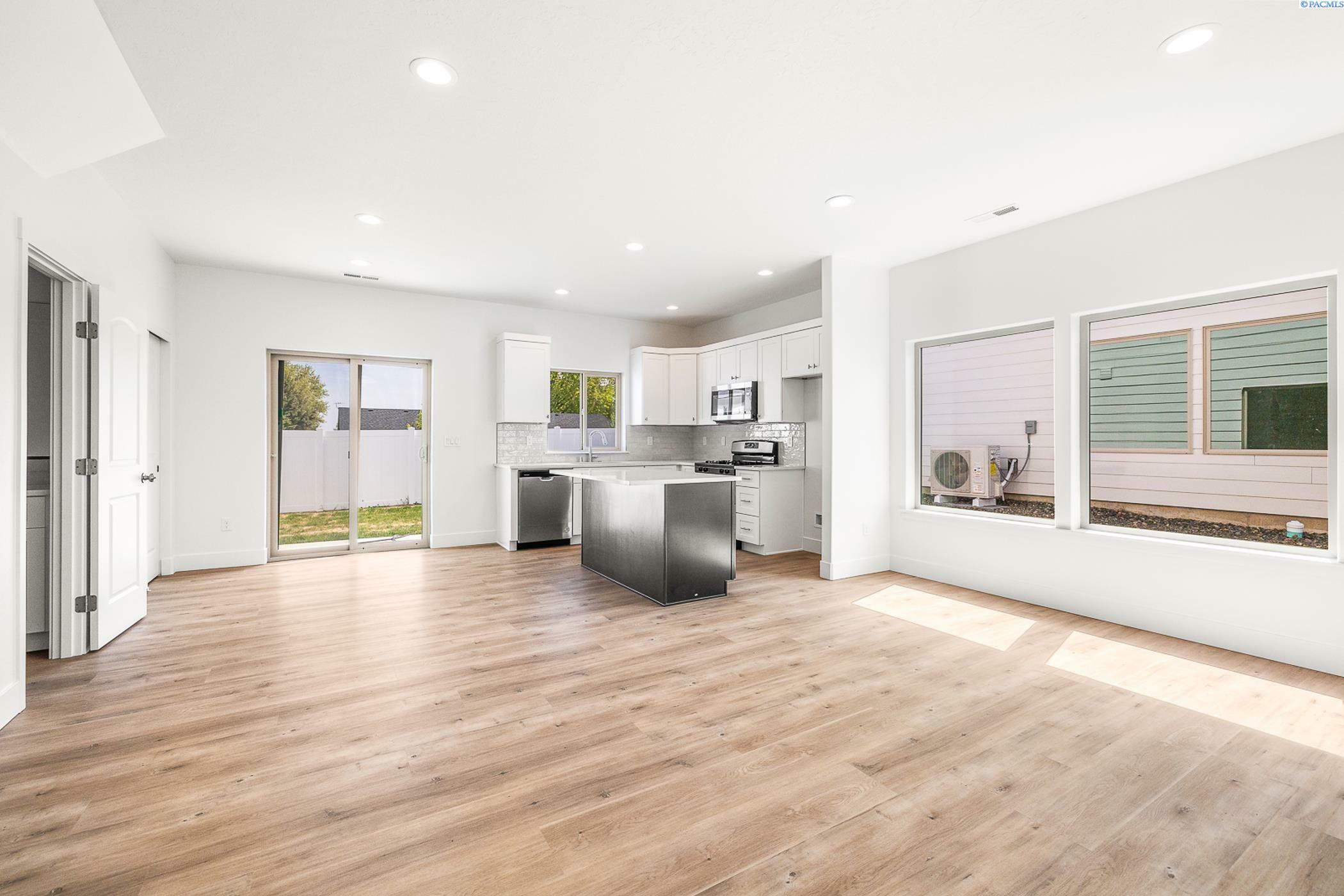 Property Photo: 1097 S Underwood Pl WA 99337