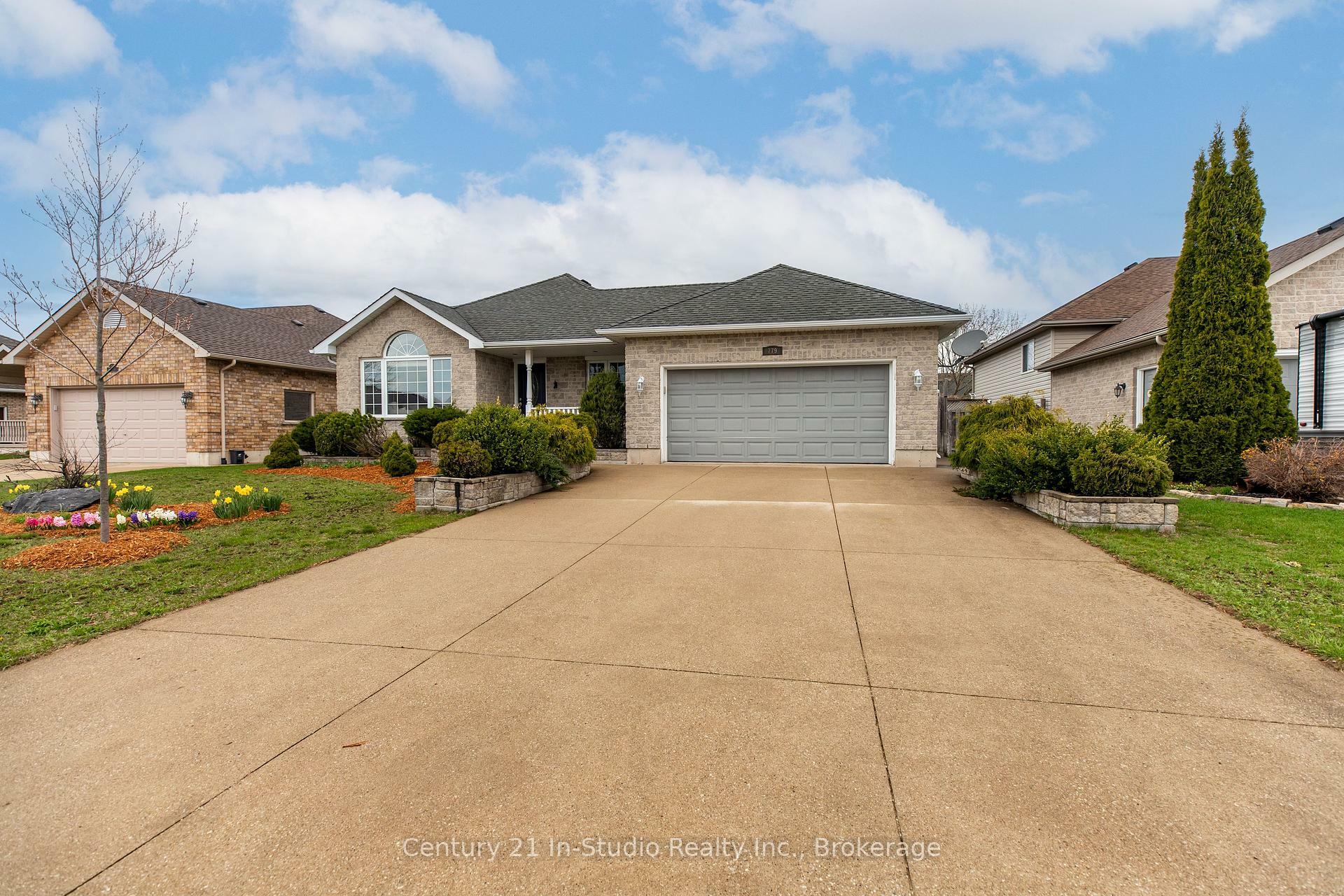 Property Photo: 779 Oakwood Drive ON N0H 2C4