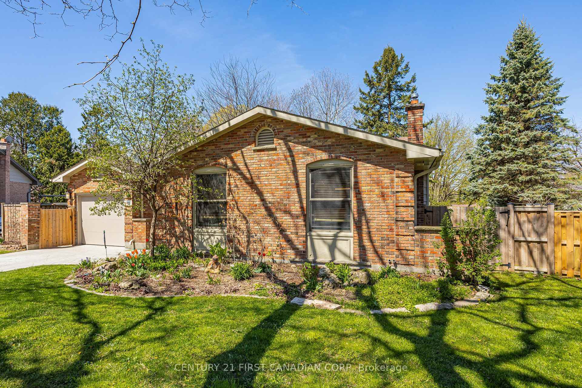 Property Photo: 24 Gatineau Crescent ON N6K 2Z7