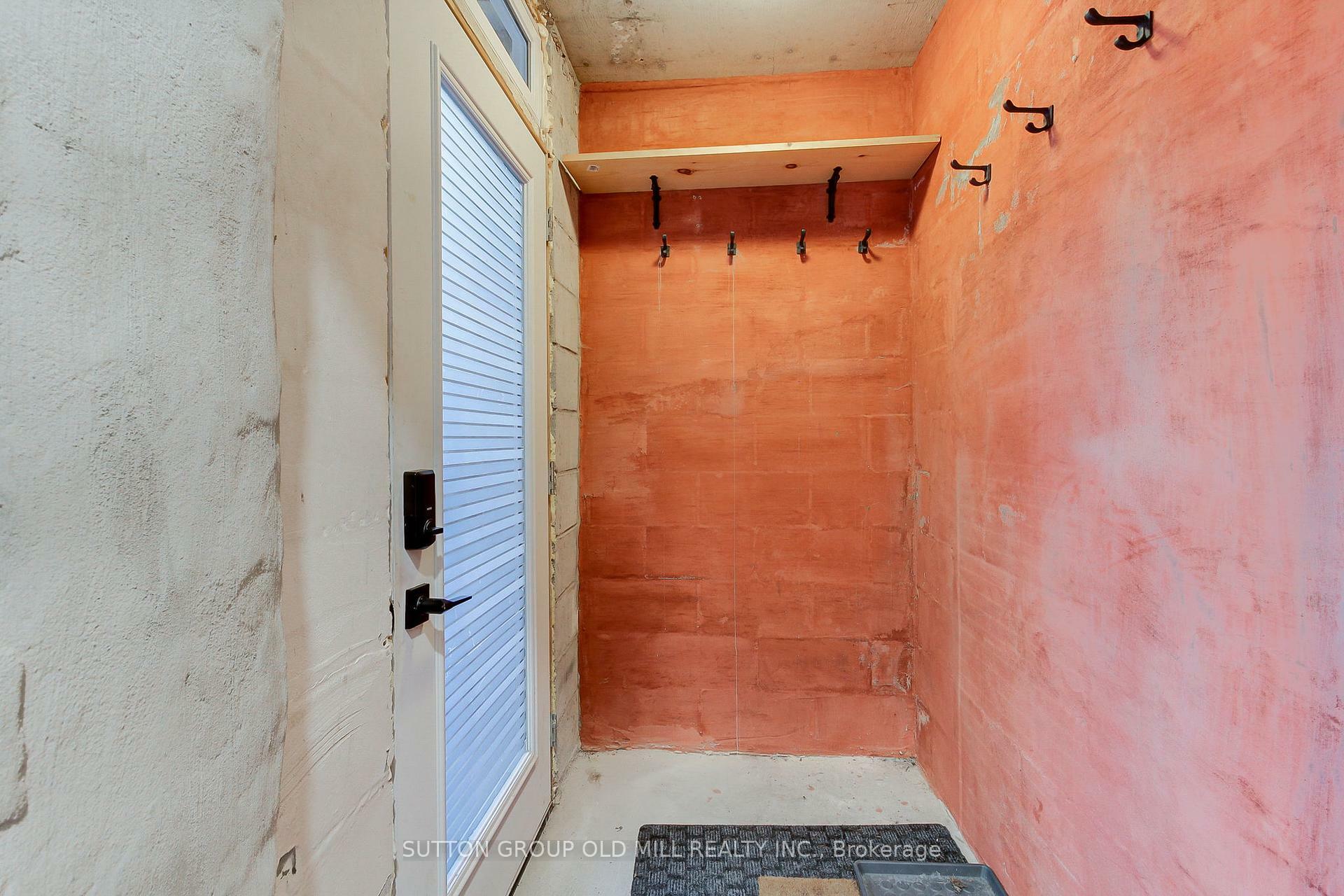 Property Photo: 128 1/2 Lansdowne Avenue 2 ON M6K 2V9
