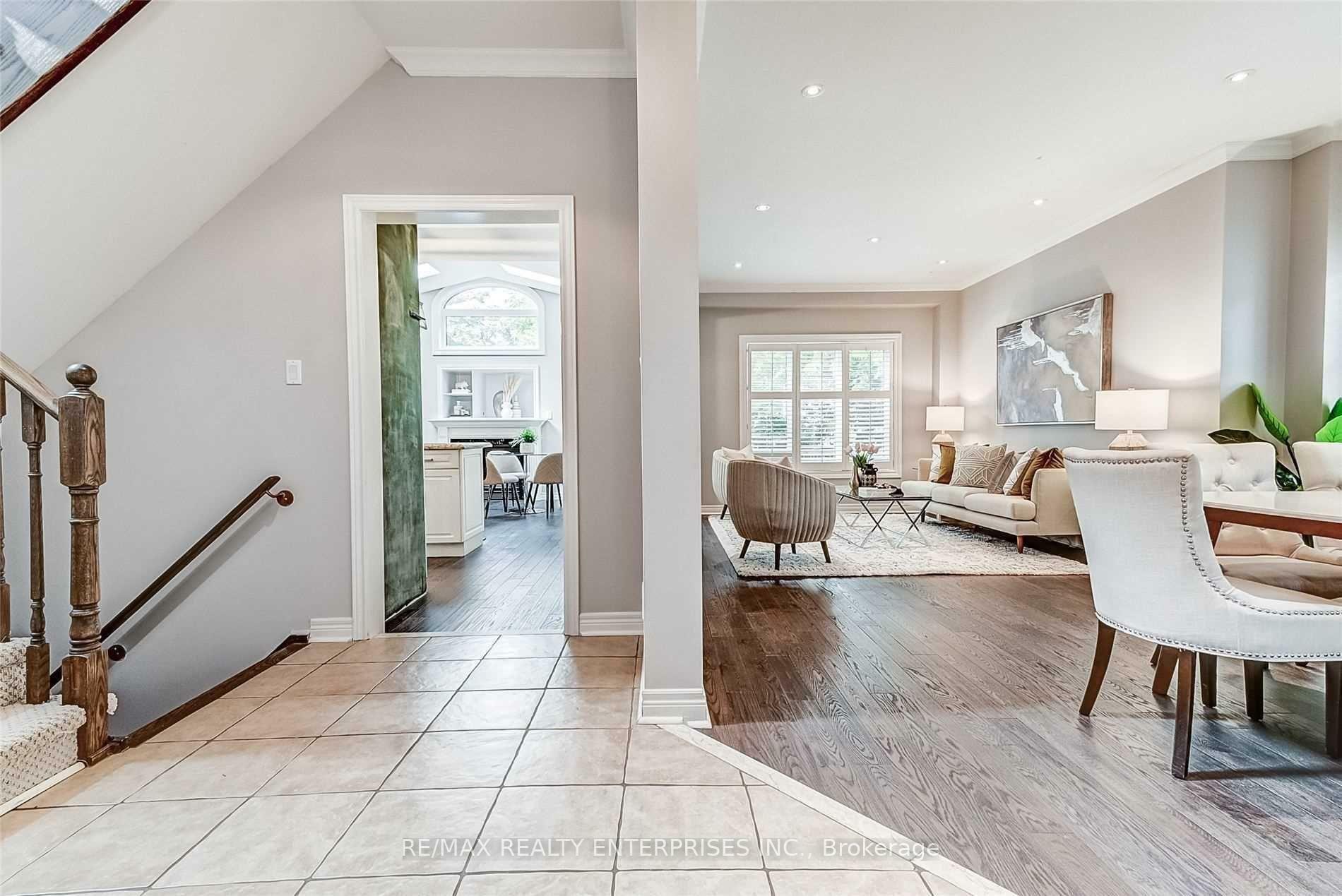 Photo de la propriété: 1016 Queen Street W ON L5H 4J7