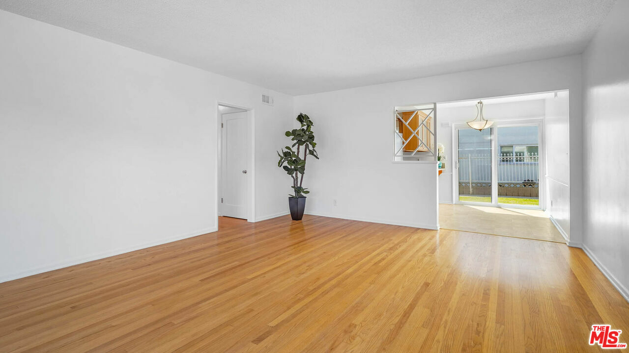 Property Photo: 5320 W 57th St CA 90056