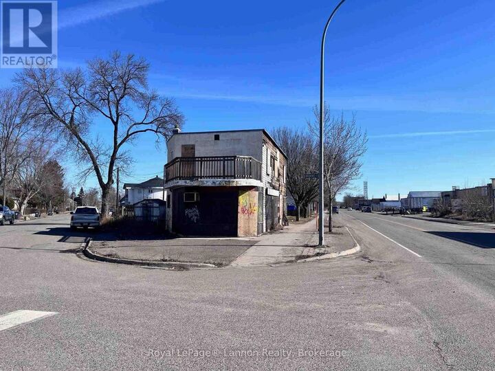 Property Photo: 593 Syndicate Avenue South ON P7E 1E6