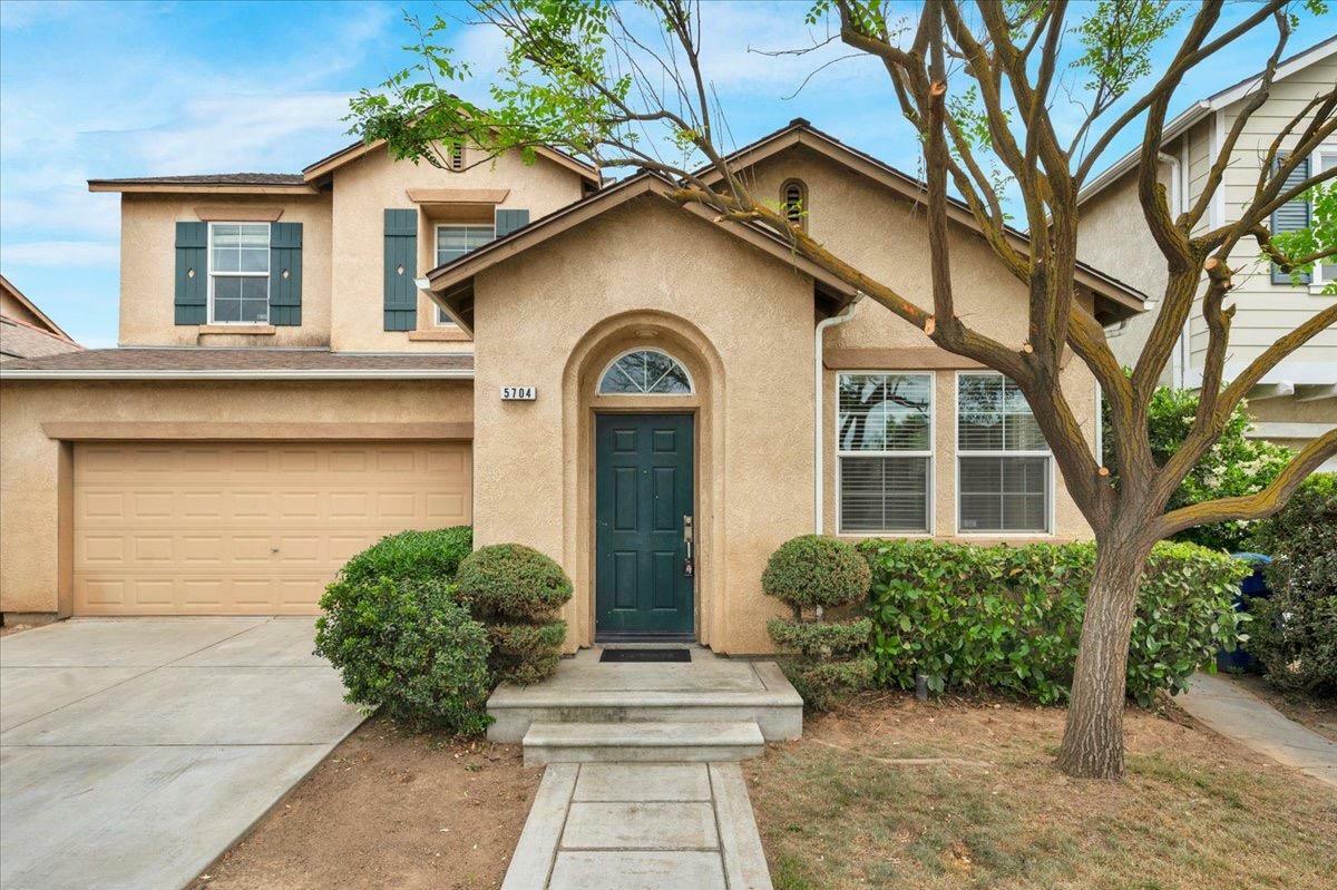 Property Photo: 5704 N Tangerine Way CA 93722