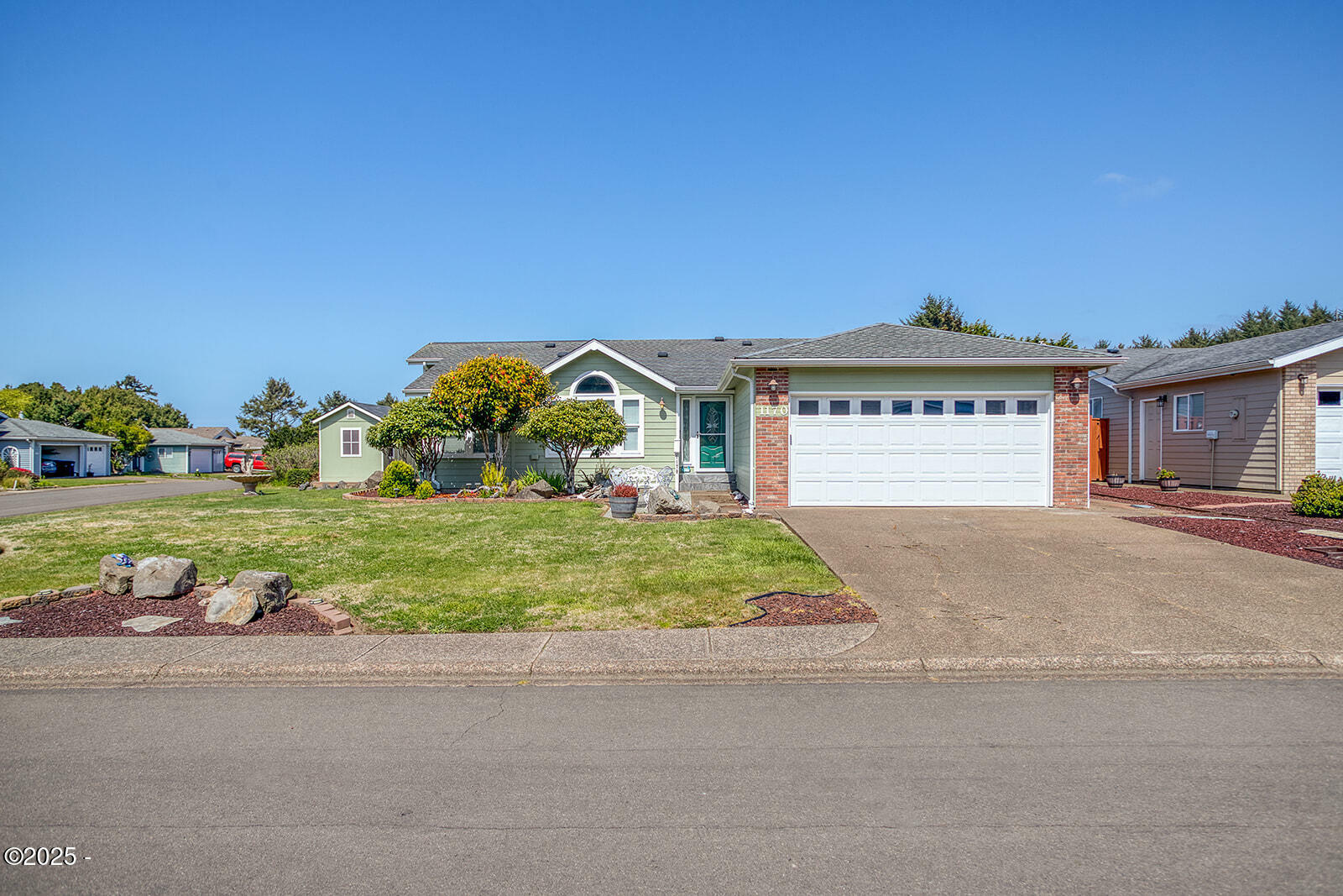Property Photo: 1170 SW Ocean Hills Drive OR 97394
