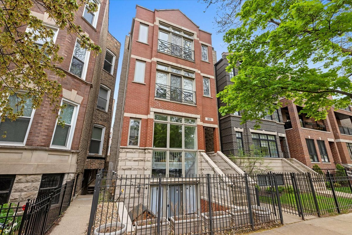 Property Photo: 3233 N Racine Avenue 3 IL 60657