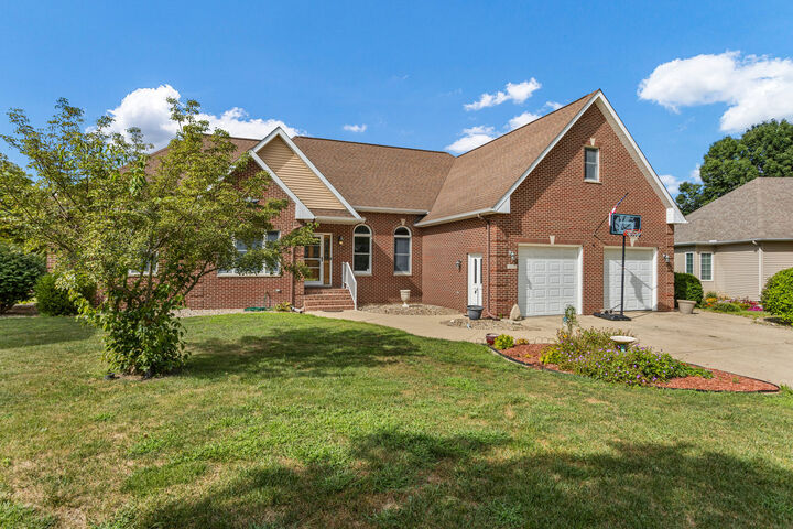 Property Photo: 1511 River Bluff Court IL 61853
