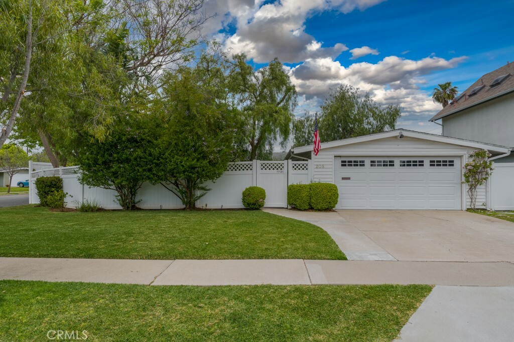 Property Photo: 208 Dartmouth Place CA 92626