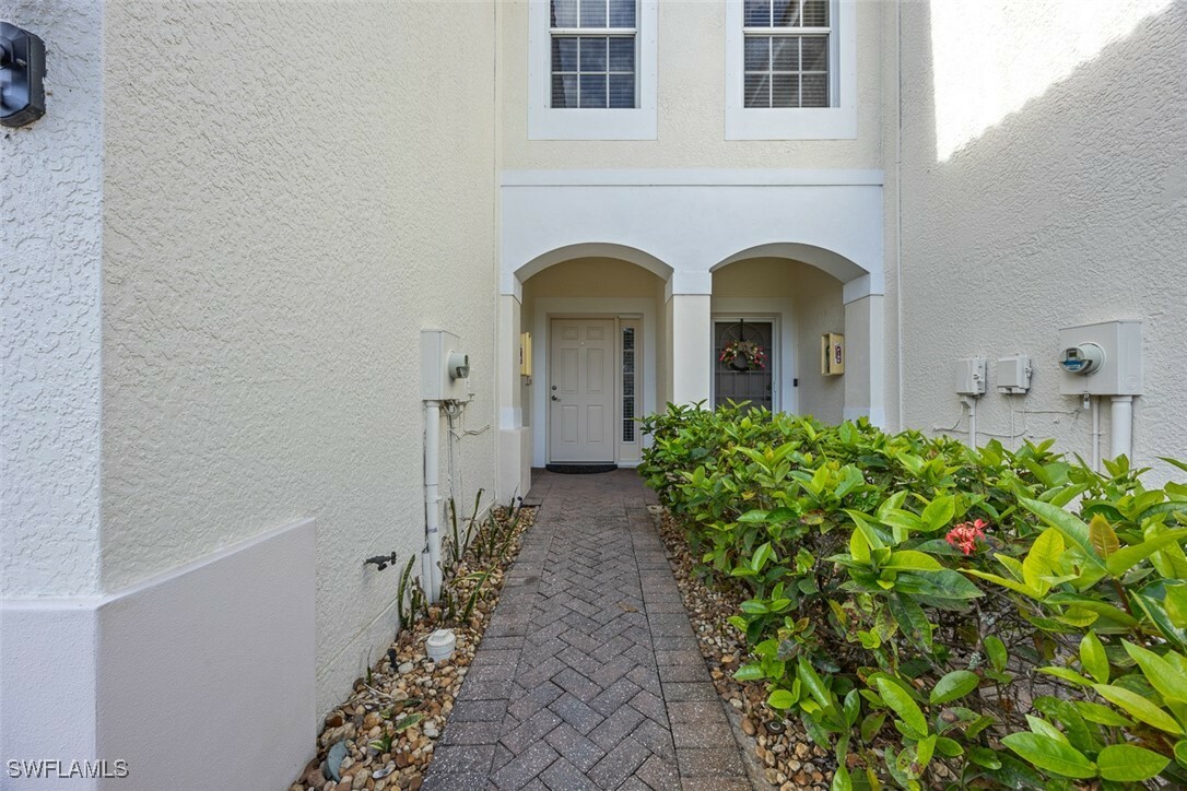 Property Photo: 1260 Oxford Lane FL 34105