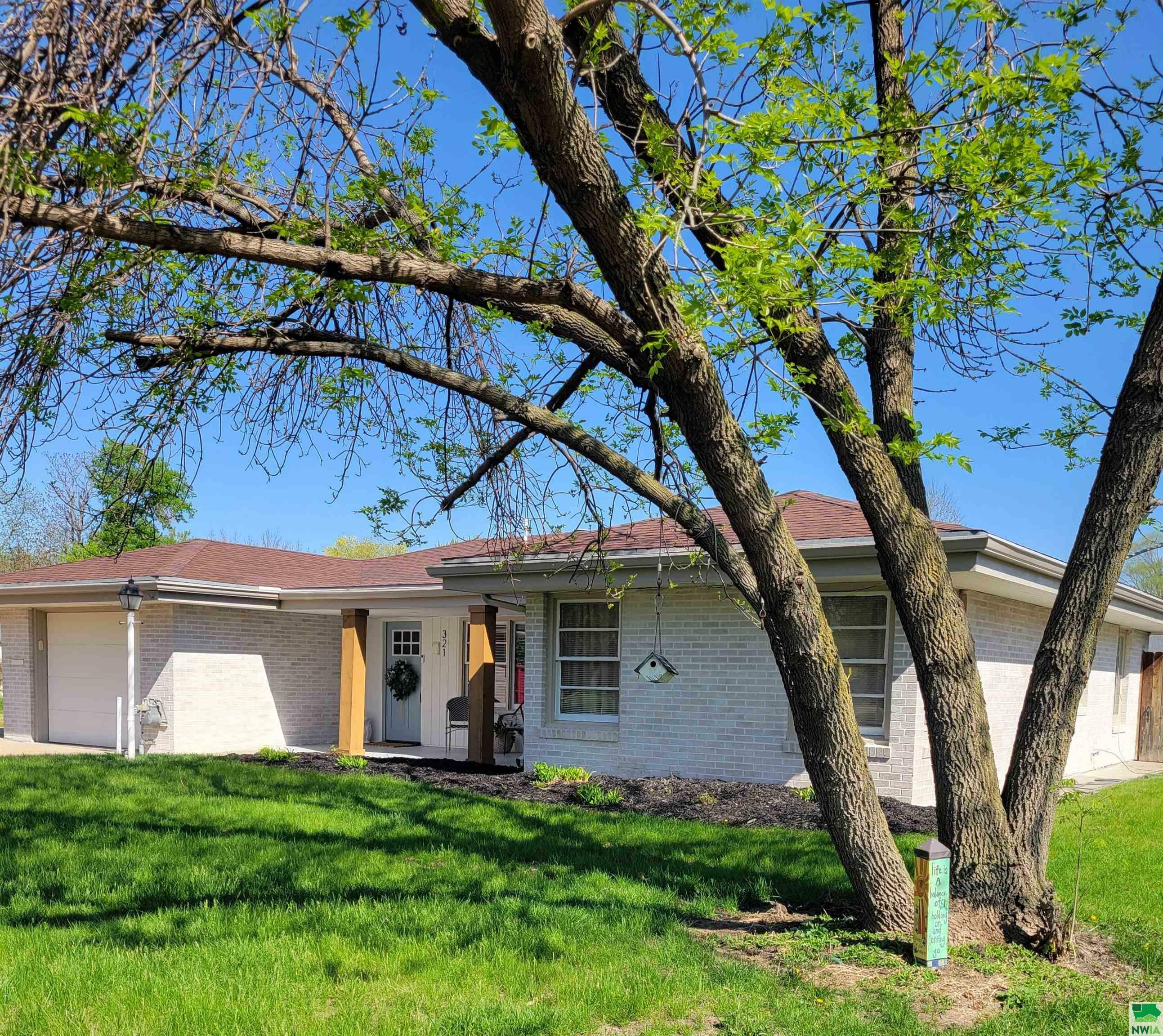 Property Photo: 321 E 19th NE 68776