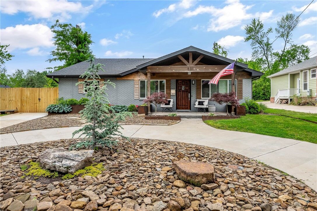 Property Photo: 637 SW 2nd Street AR 72712