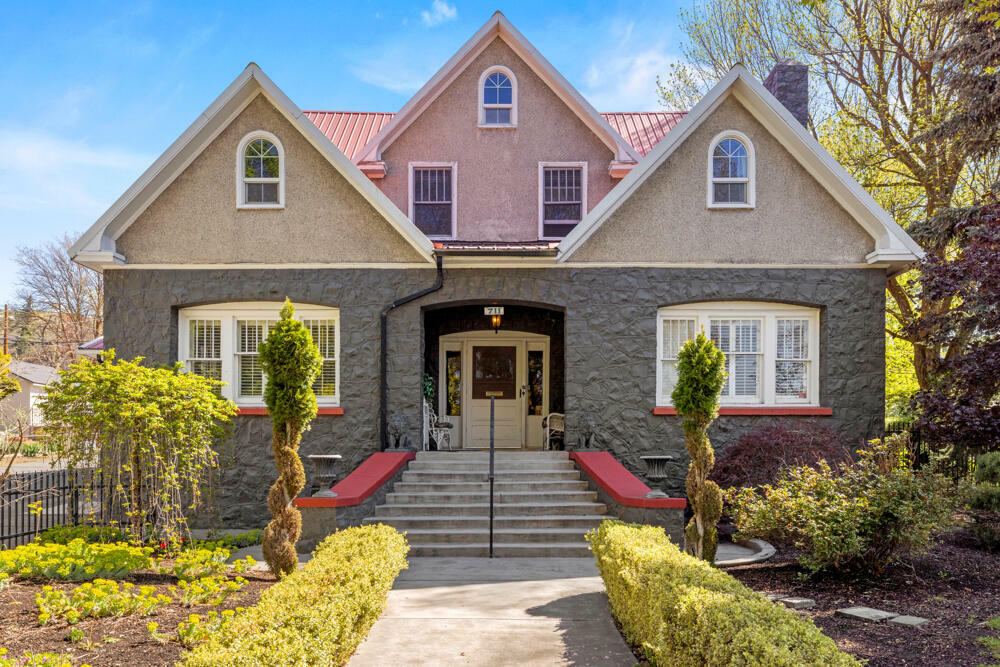 Property Photo: 711 N Eldorado Avenue OR 97601