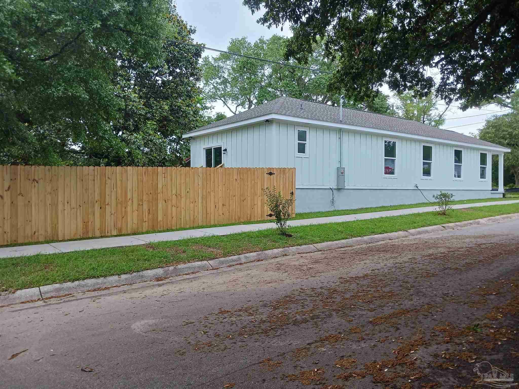 Property Photo:  1020 W Lloyd St  FL 32501 