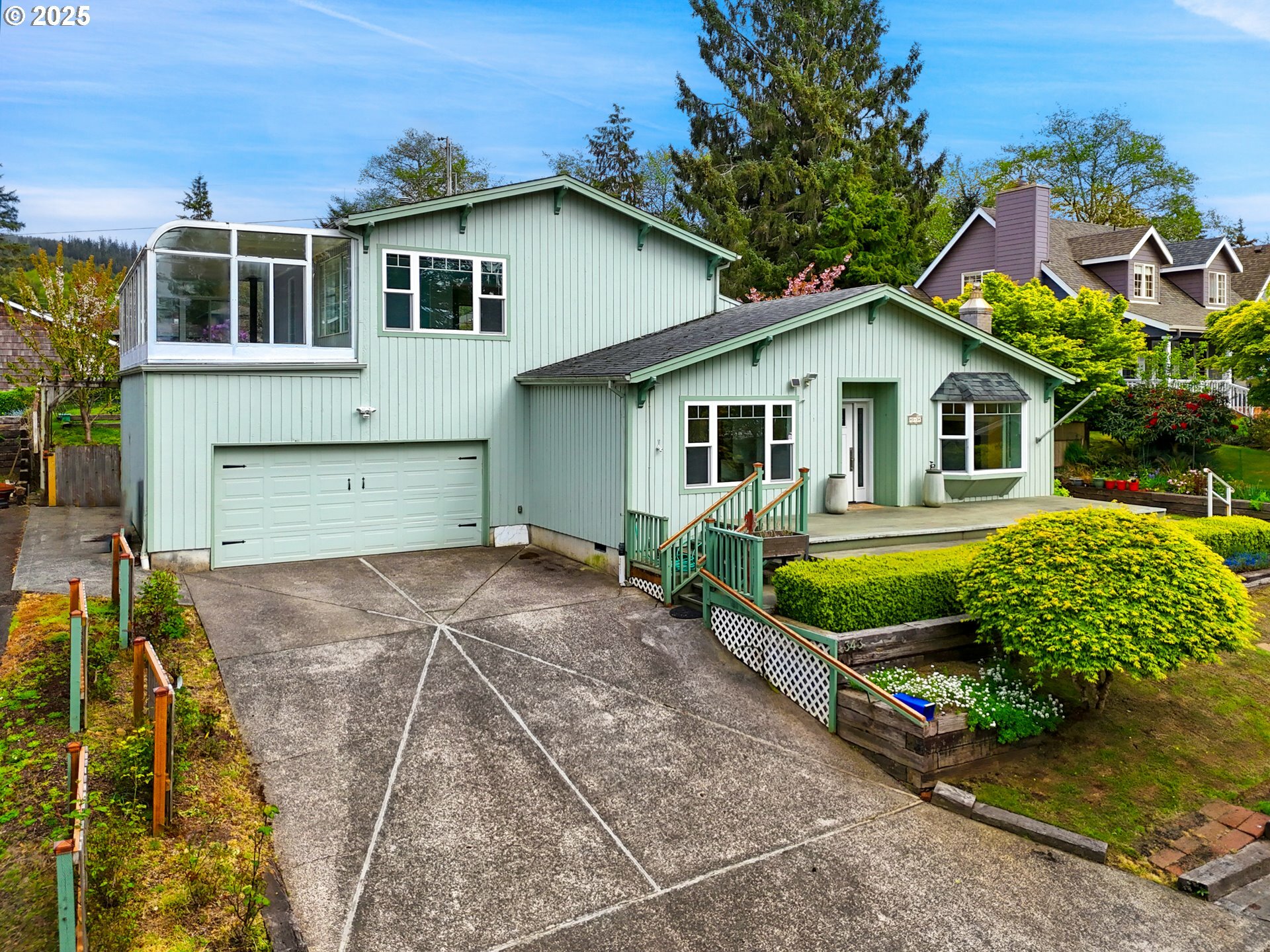 Property Photo: 343 Hemlock St OR 97138