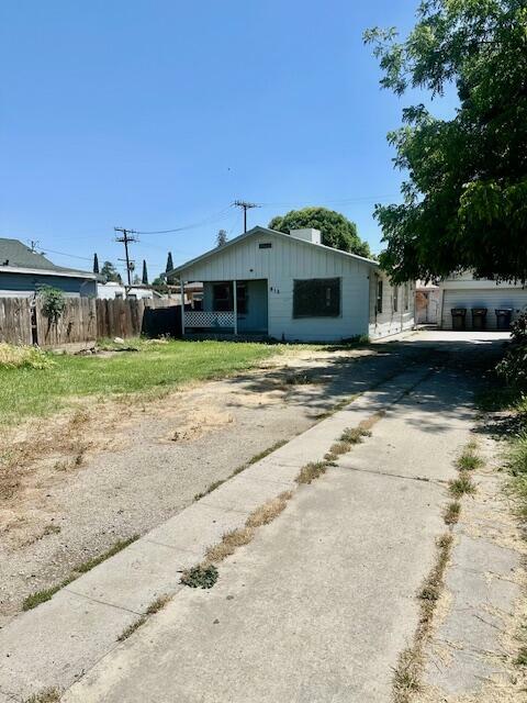 Property Photo: 813 E Inyo Avenue CA 93274
