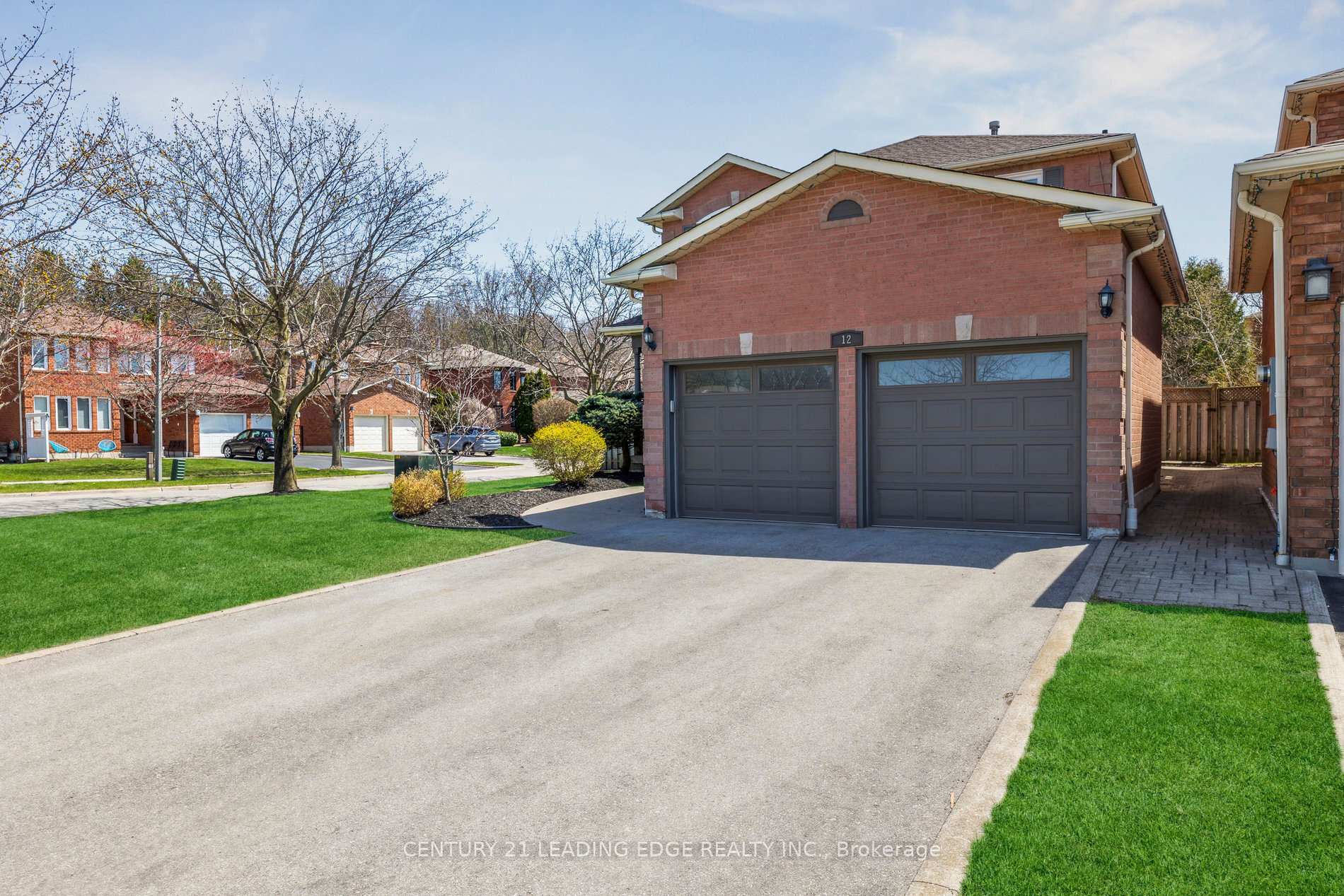 Photo de la propriété: 12 Turriff Crescent ON L1T 3N4