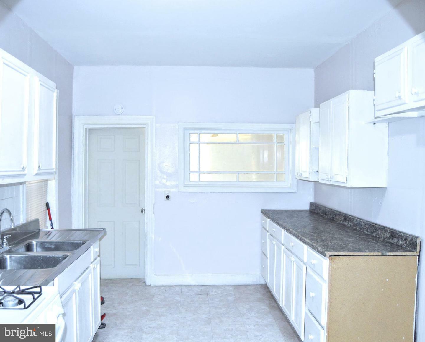 Property Photo: 90 E State Street NJ 08105