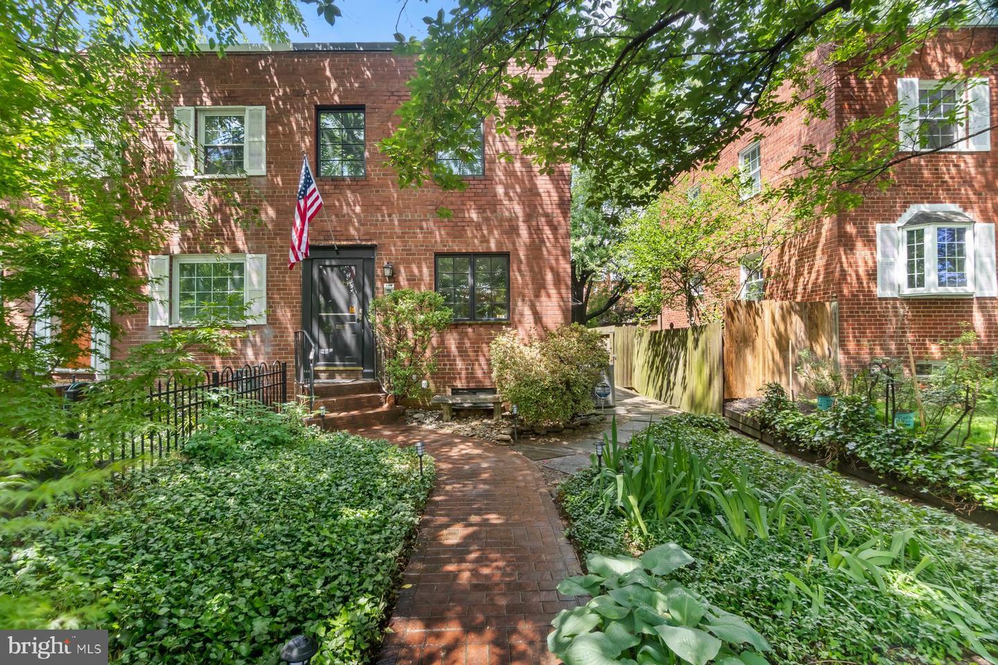 Property Photo: 725 S Columbus Street VA 22314