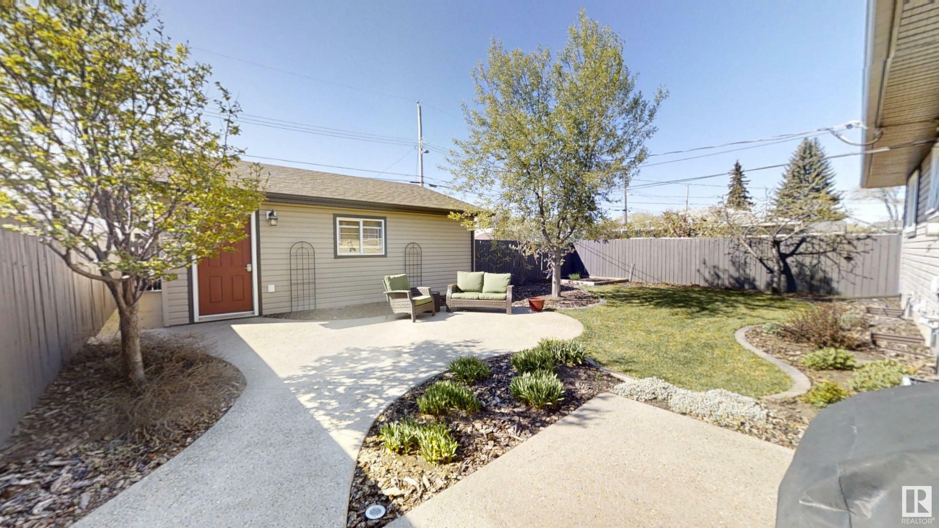 Photo de la propriété: 6211 85 Avenue NW AB T6B 0J4