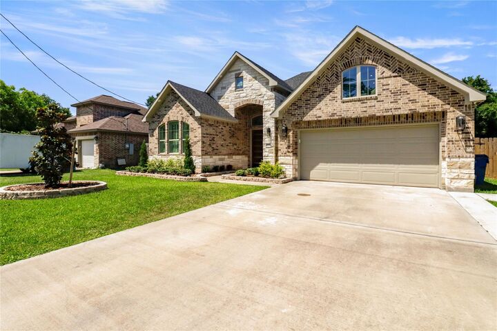 Property Photo:  1020 Oak Street  TX 77486 