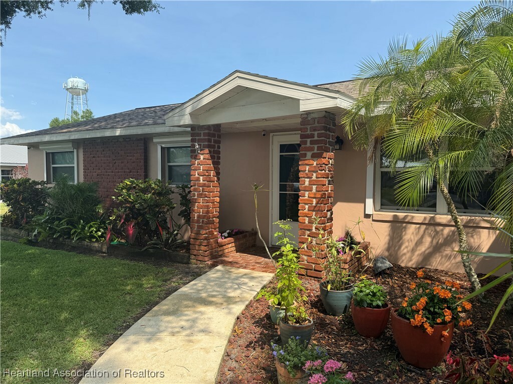 Property Photo:  330 Sassafras Avenue  FL 33870 