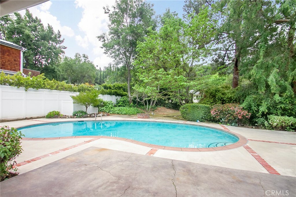 Property Photo: 11258 Canton Drive CA 91604