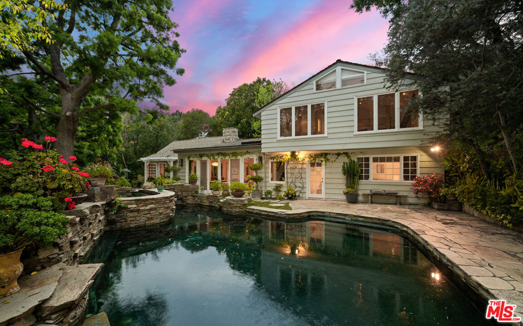 Property Photo:  2576 Benedict Canyon Drive  CA 90210 