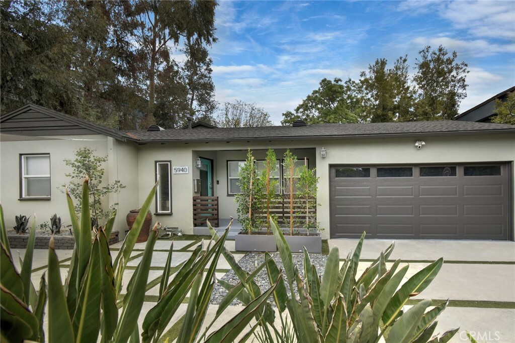 Property Photo: 5940 Matilija Avenue CA 91401