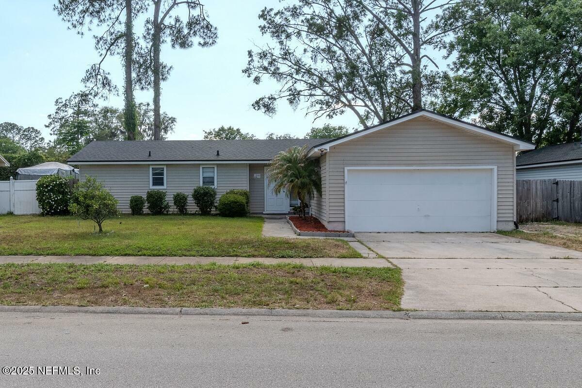 Property Photo: 11548 E East Ride Drive FL 32223