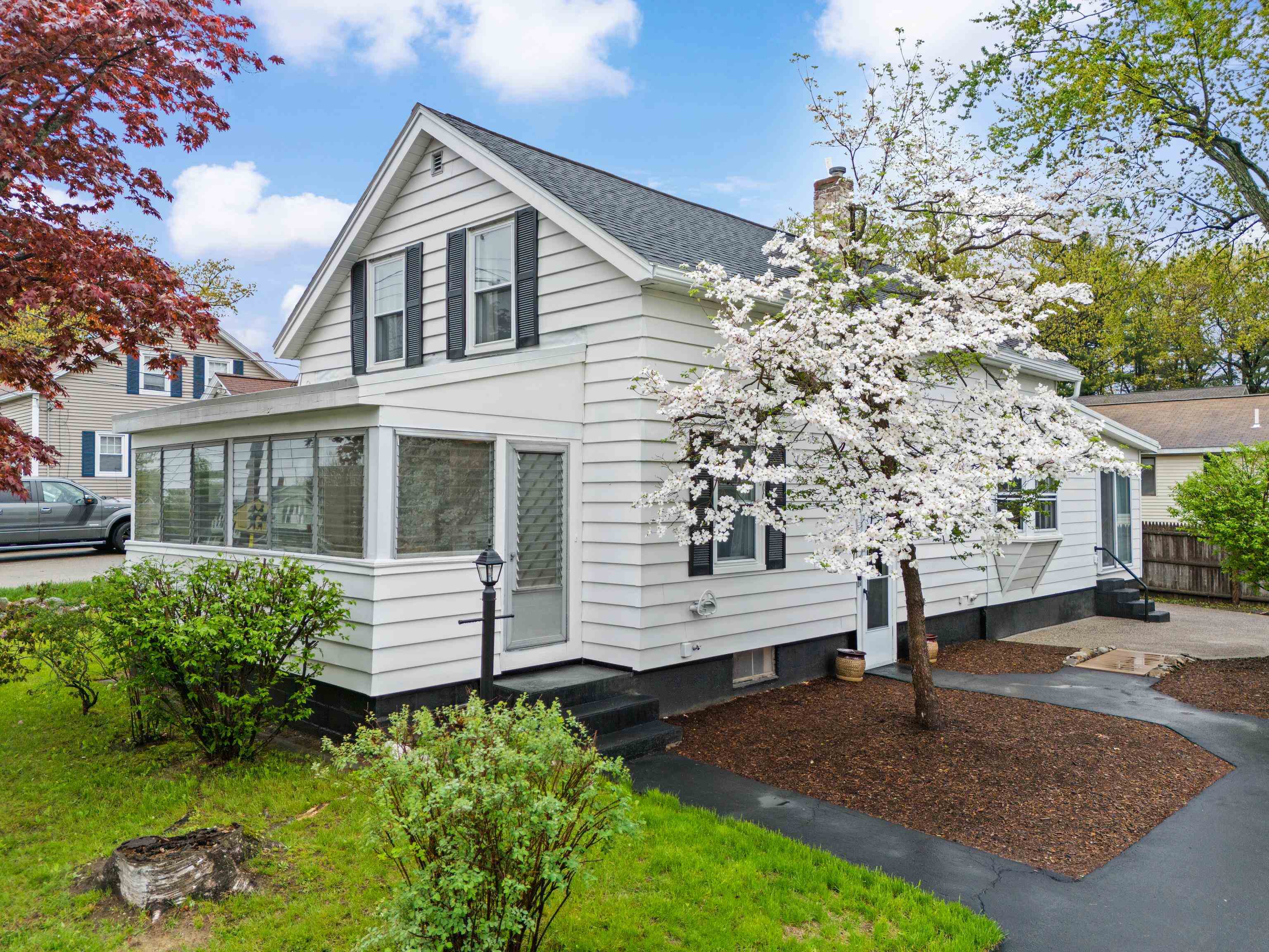 Property Photo: 80 E Glenwood Street NH 03060