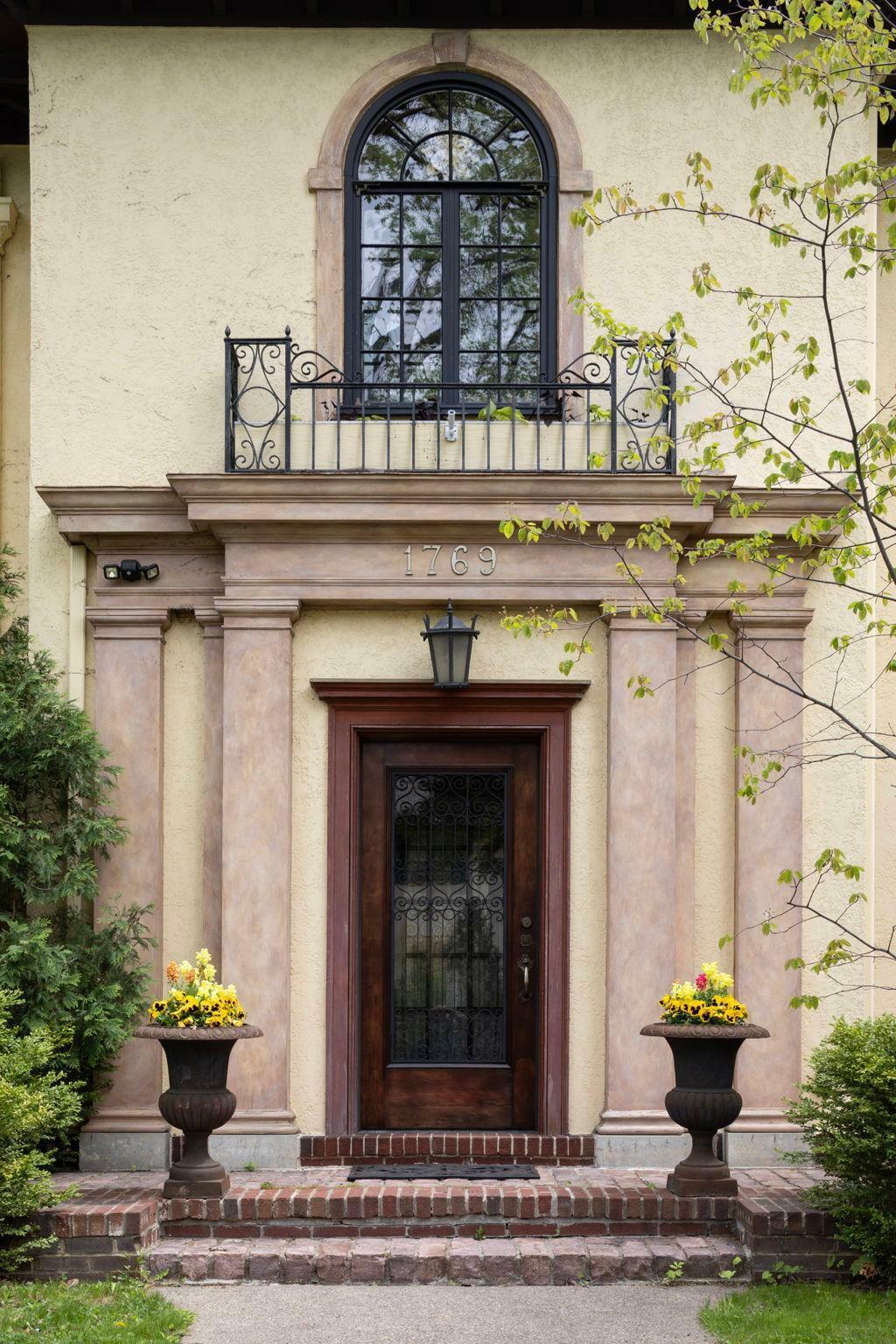 Property Photo: 1769 Dupont Avenue S 1 MN 55403