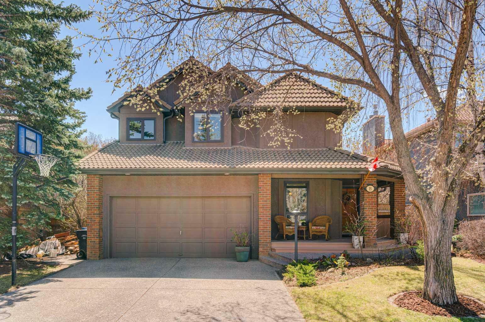 35 Strathdale Close SW  Calgary AB T3H 2K5 photo