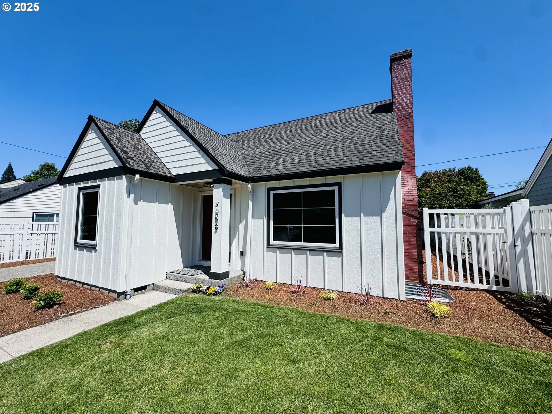 Property Photo: 7058 N Wellesley Ave OR 97203