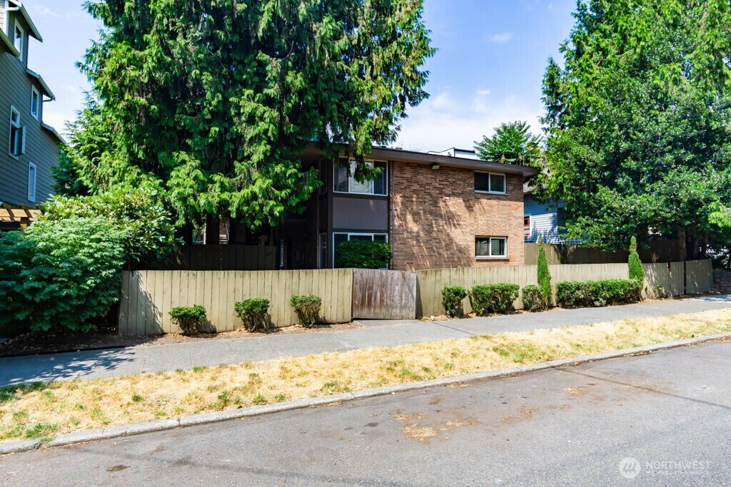 Property Photo: 2211 Franklin Avenue E 3 WA 98102
