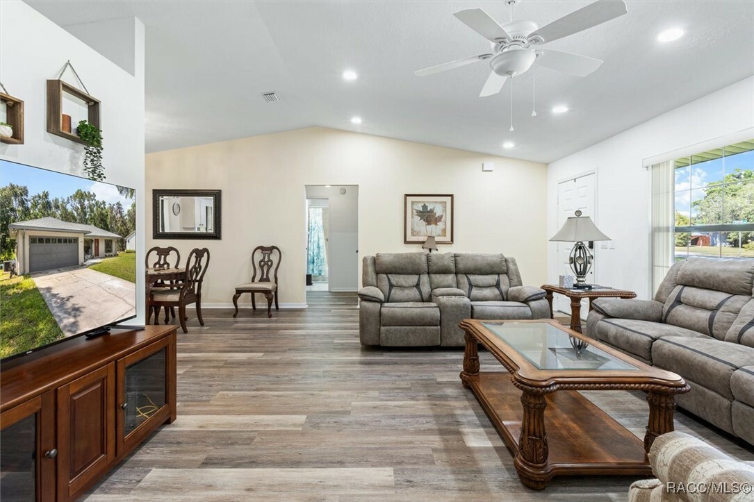 Property Photo: 1009 S Maplenut Way FL 34450