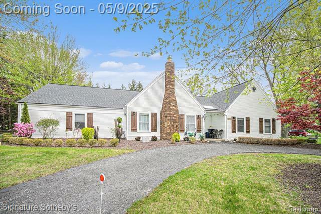 Property Photo: 33742 Oak Point Circle MI 48331