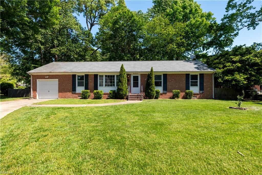 Property Photo: 914 Arnett Dr VA 23608