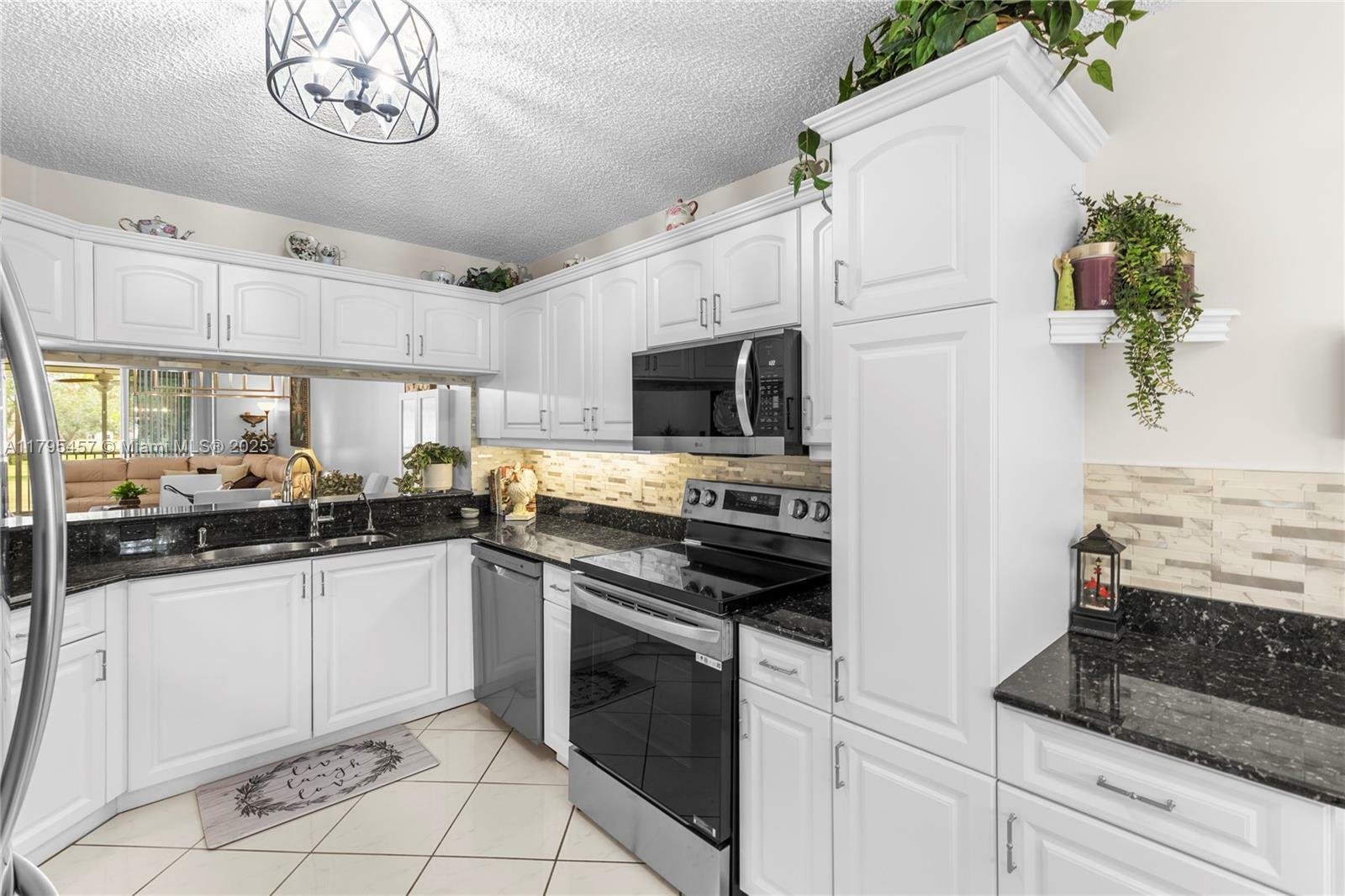 Property Photo: 2541 N Nob Hill Rd 205 FL 33322