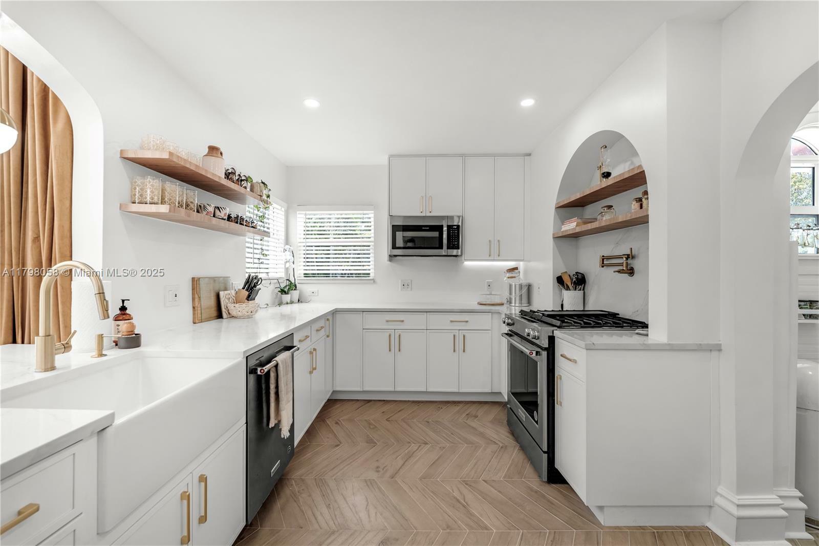 Property Photo: 1601 Washington St FL 33020