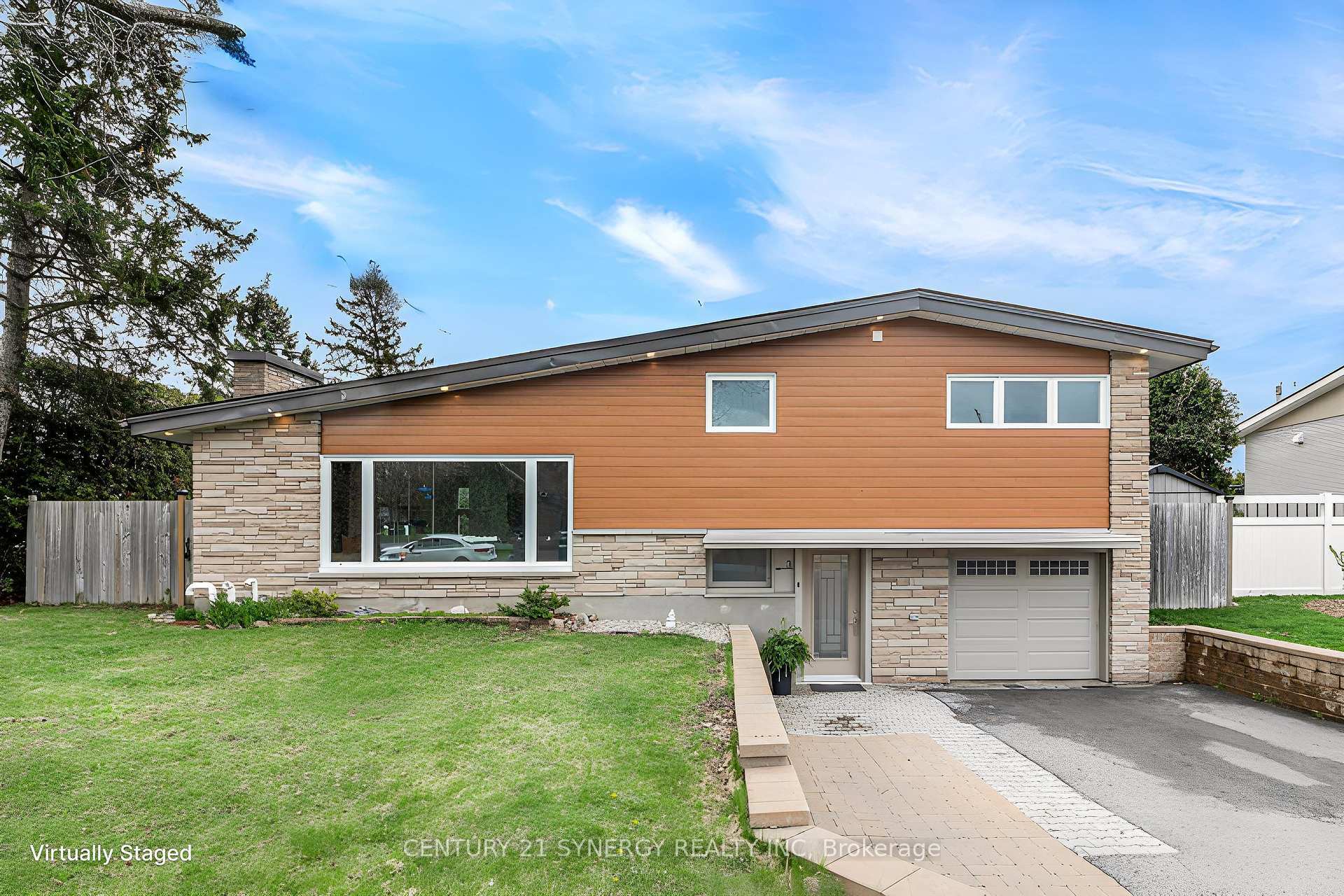 Property Photo: 3 Gaynor Place ON K2H 5R8