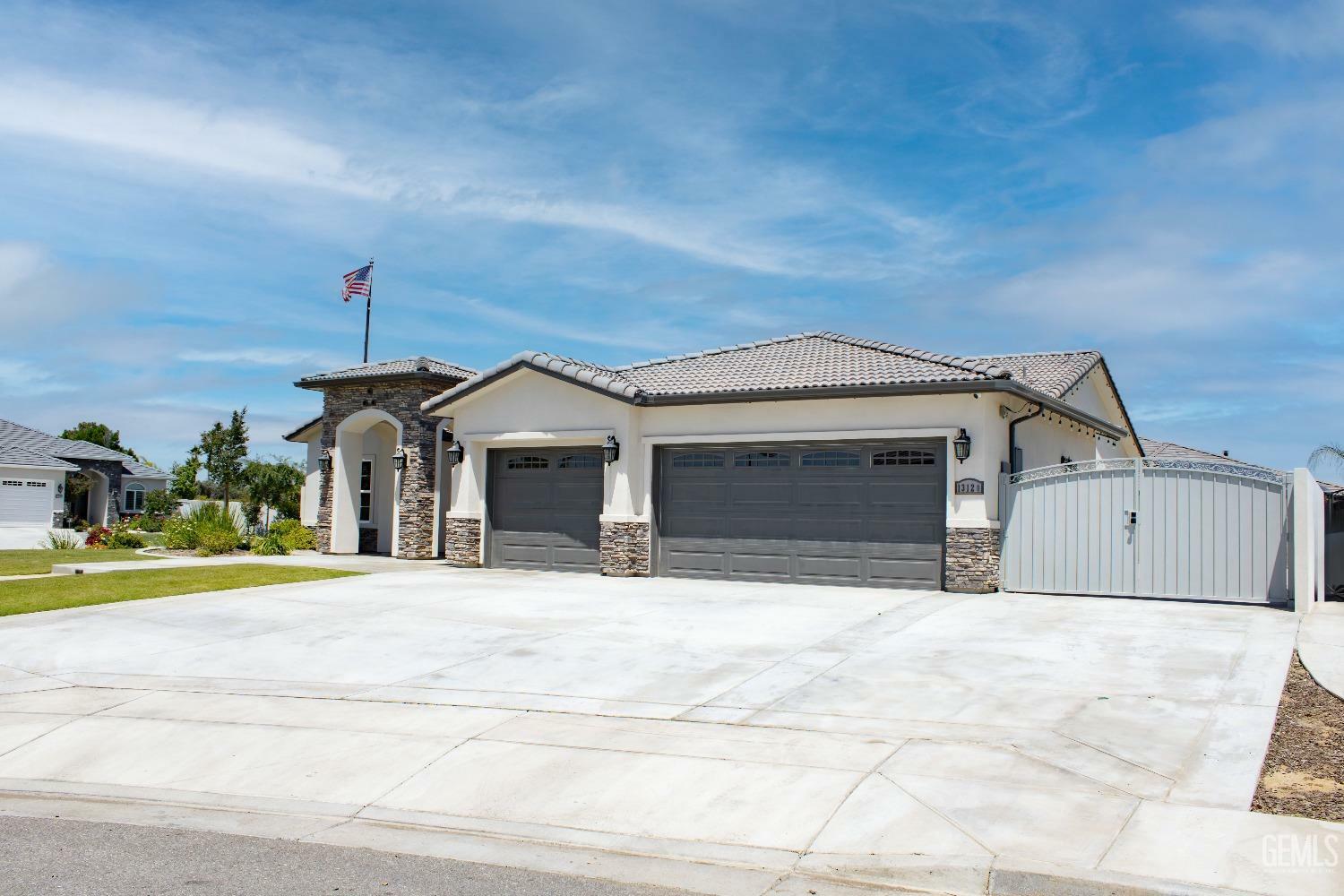 Property Photo: 13128 Modoza Court CA 93314