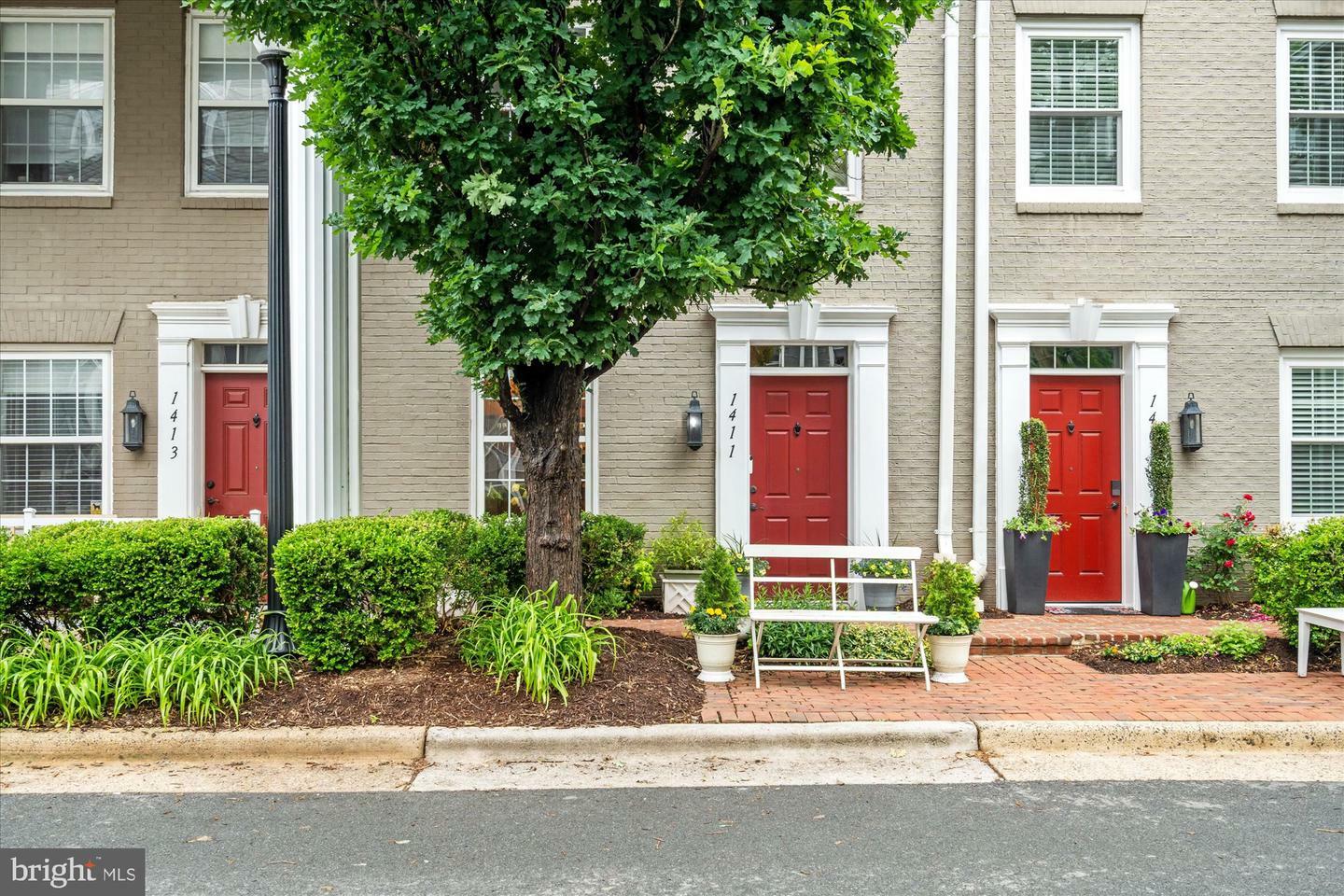 Property Photo: 1411 Roundhouse Lane VA 22314